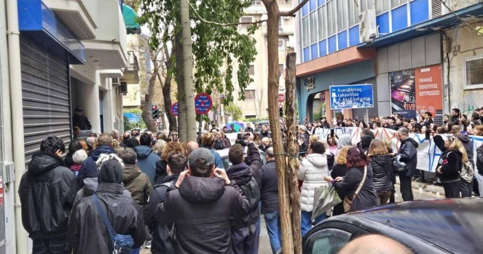 Πρωτοφανής κινητοποίηση υπέρ του διευθυντή του ΓΕΛ Παπάγου